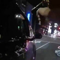 警察執法遭Lexus保母車駕駛狂踩油門衝撞 現場驚險一幕曝光