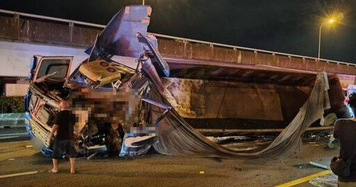 聯結車國道側翻 瀝青灑滿路面釀1死多車翻覆