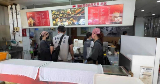 台南「周氏蝦捲」廚餘倒回滷鍋…女員工有前科 業者致歉:不排除提告