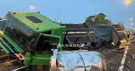 國道驚魂!拖板車翻覆鋼圈掉落 封匝道塞車2公里5小時