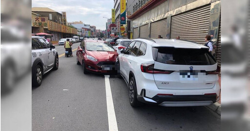 驚險!無照男恍神失控 連撞3台路邊停放車現場混亂