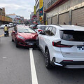 驚險！無照男恍神失控 連撞3台路邊停放車現場混亂