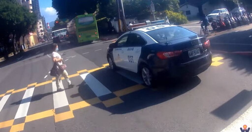 北市警駕巡邏車未禮讓行人!畫面曝光遭網友撻伐 分局回應了