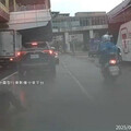 台北騎士滑倒撞上千萬瑪莎拉蒂 維修恐破50萬