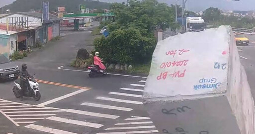 天降巨石!聯結車過彎拋飛「25噸大理石」 馬路破大洞畫面曝
