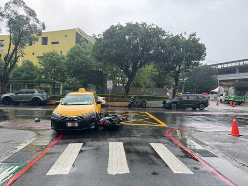三重小黃突左轉釀禍 騎士卡車底命大逃一劫