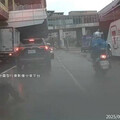 雨天打滑撞上800萬海神！ 機車騎士慘變豪車夢魘