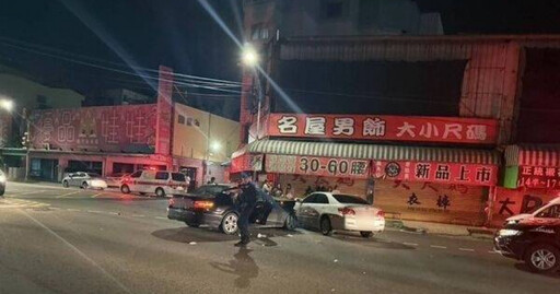 闖紅燈猛撞賓士Toyota車頭全毀! 駕駛一度受困骨折送醫