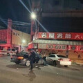 闖紅燈猛撞賓士Toyota車頭全毀！ 駕駛一度受困骨折送醫