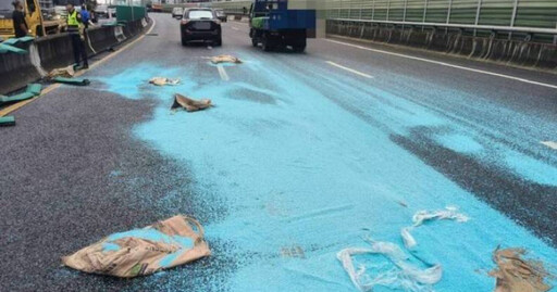 台74貨車自撞護欄!載運「藍色塑膠粒」噴滿地 交通一度受阻