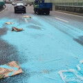 台74貨車自撞護欄！載運「藍色塑膠粒」噴滿地 交通一度受阻