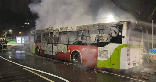 台北電動公車突起火!火燒車突襲長庚醫院前 駕駛5秒決斷救全車乘客「後廂爆炸竄火海」