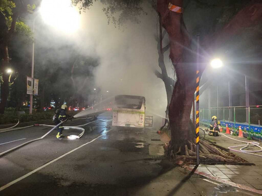 台北電動公車突起火!火燒車突襲長庚醫院前 駕駛5秒決斷救全車乘客「後廂爆炸竄火海」