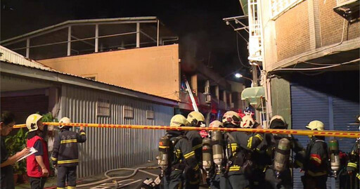 北投深夜民宅驚傳祝融災!警消急灌救 4人受困1男急送醫