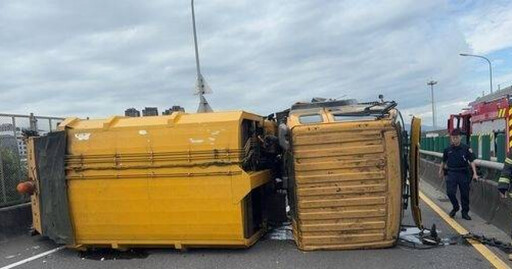 台65線垃圾車橫倒封路 駕駛受傷送醫無生命危險
