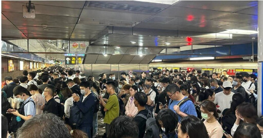 北捷狀況多!乘客推擠爆衝突 男怒砸早餐引恐慌