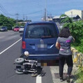 高雄老翁騎電動輪椅遭追撞 車噴飛人滑入箱型車底驚險送醫