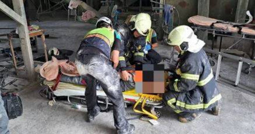 彰化飼料廠工安意外!男員工慘摔「右腳卡機具」 命危送醫搶救