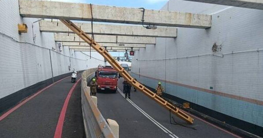 高雄過港隧道限高架突墜落 車輛碰撞釀交通大亂