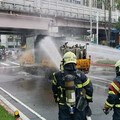 快訊／火燒車再起！北市工程車全面燃燒 警消急灌救