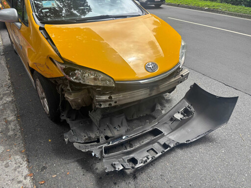 北市小黃駕駛疑煞車出狀況!突然失控右轉撞公車 車頭全毀幸無傷
