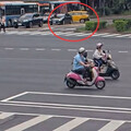 北市小黃駕駛疑煞車出狀況！突然失控右轉撞公車 車頭全毀幸無傷