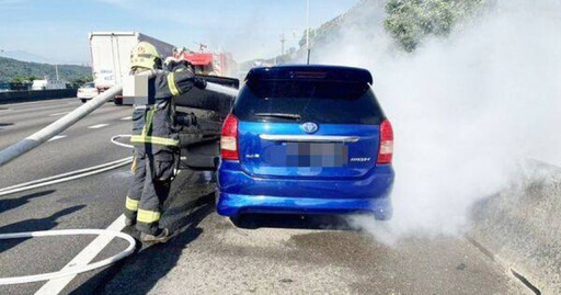 桃園國道驚魂!休旅車路肩突起火 駕駛急逃險象環生