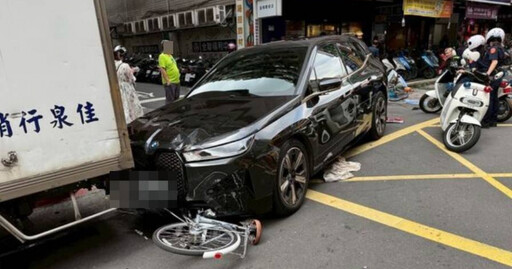 北市74歲翁開BMW衝撞16輛機車、單車 1路過行人受傷送醫