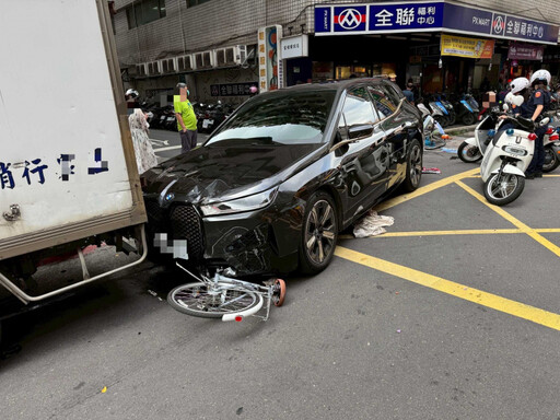 北市又傳7旬翁駕暴衝!豪車人行道上猛撞 波及16輛車1行人