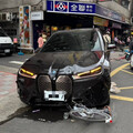 北市又傳7旬翁駕暴衝！豪車人行道上猛撞 波及16輛車1行人