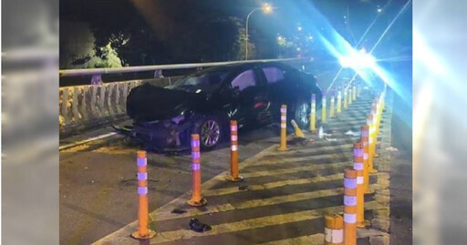 國3安坑段自撞車禍 司機被拋飛車外重傷送醫