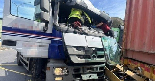 基隆兩聯結車相撞! 司機受困車內左腿骨折送醫