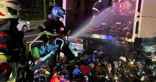 資源回收車驚傳火警！ 駕駛邊開邊燒嚇壞目擊民眾