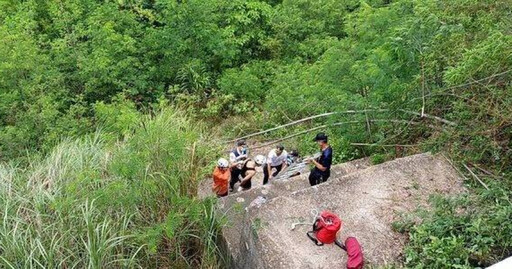 高雄13歲少年單車下坡撞欄翻落10米深谷 驚險救援無大礙