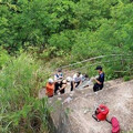 高雄13歲少年單車下坡撞欄翻落10米深谷 驚險救援無大礙
