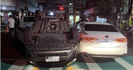 閃光號誌疑忽視! 中壢三車路口碰撞計程車翻覆駕駛受傷