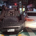 閃光號誌疑忽視！ 中壢三車路口碰撞計程車翻覆駕駛受傷
