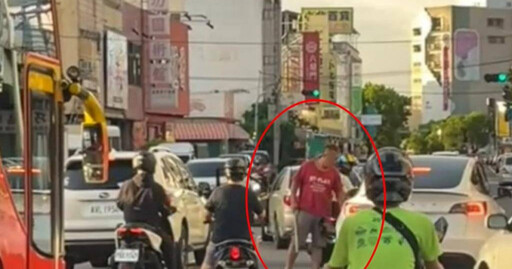 新營男怒特斯拉擋道持棍叫囂 遭警噴辣椒水壓制送辦
