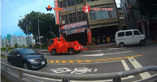 新北「最速拖吊」亞旺翻車?違規車脫鉤落地撞人行道 幸未釀損傷
