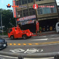 新北「最速拖吊」亞旺翻車？違規車脫鉤落地撞人行道 幸未釀損傷