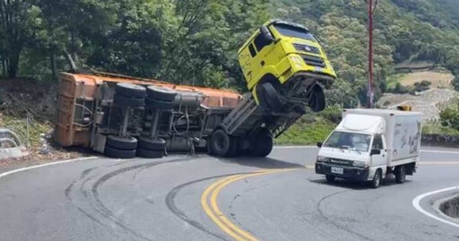 埔霧公路砂石車翻覆 「車頭烏龜翹」離奇畫面曝光