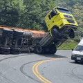 埔霧公路砂石車翻覆 「車頭烏龜翹」離奇畫面曝光