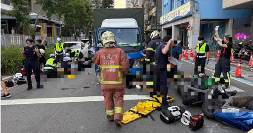 板橋小貨車連環追撞汽機車!4人輕重傷2人送醫 肇事駕駛爆「駕照遭記點註銷」