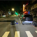 機車撞休旅車車頭全毀 騎士竟起身徒步逃離現場