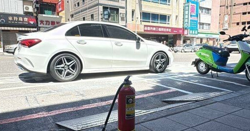 賓士行駛中突冒火! 駕駛衝店家急借滅火器自救驚魂