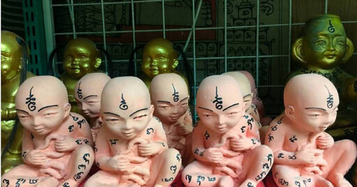 二次扒皮!警逮竹聯幫成員放貸強簽本票 破門驚見整面古曼童