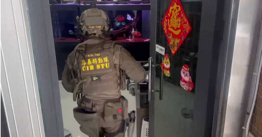 二次扒皮!警逮竹聯幫成員放貸強簽本票 破門驚見整面古曼童
