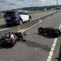 大度橋連環驚魂！機車自撞亡 警車又遭大貨車猛撞