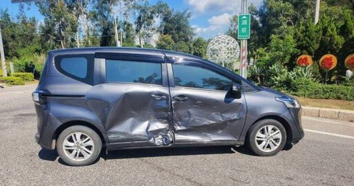 金門料羅圓環驚險擦撞! 休旅車攔腰撞轎車無傷恐罰款