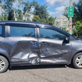 金門料羅圓環驚險擦撞！ 休旅車攔腰撞轎車無傷恐罰款